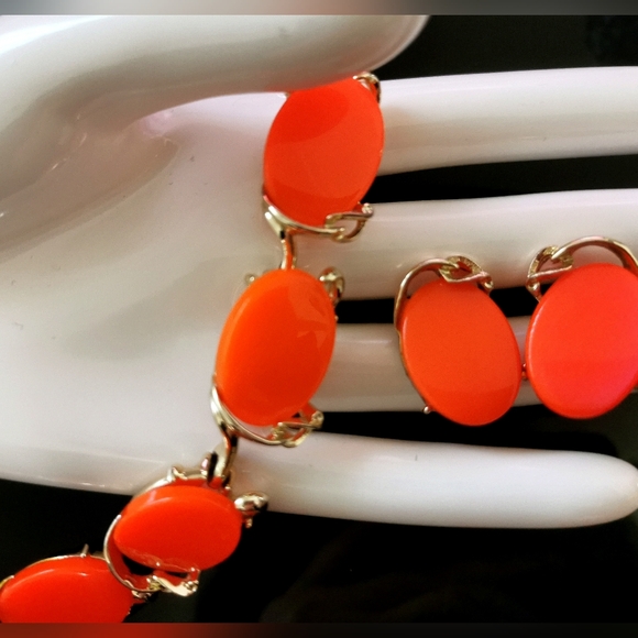 Vintage 1950s Red Thermoset/Lucite Bracelet and Earrings Set -Demi Parure - Picture 4 of 9